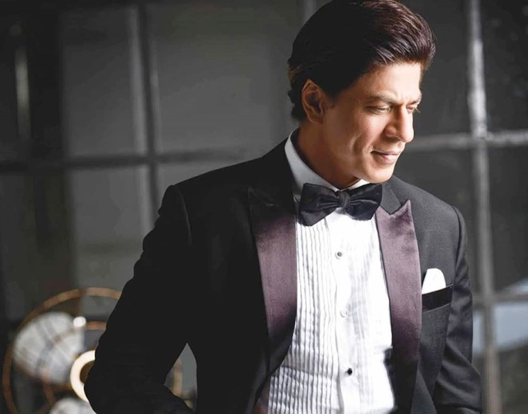 বলিউড নিয়ে কথা হবে, আর শাহরুখ খানের নাম উঠবে না! তা কখনও হয় নাকি? শেভিং ক্রিম হোক বা ঘরে বসে বাজার করার অ্যাপ, অথবা লার্নিং অ্যাপ, সবেতেই দেখা যায় বলিউডের বাদশাকে। এ ধরনের বিজ্ঞাপন থেকে গত বছরে তাঁর আয় ছিল ব্র্যান্ড পিছু আনুমানিক ৫৬ কোটি টাকা।