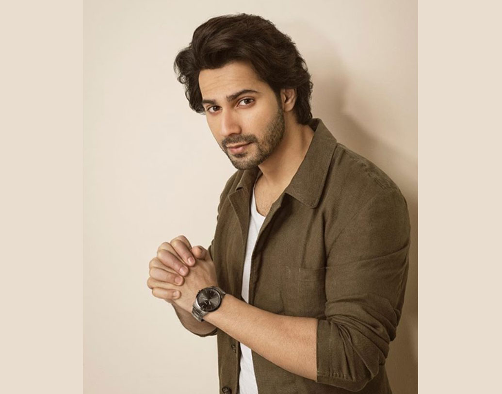 আলিয়ার মতো বরুণ ধওয়নও ফি বছরে গাদাগুচ্ছের ফিল্ম করেন না। কখনও বছরে একটা, কখনও বা তিনটে ফিল্মে মুখ দেখান তিনি। তবে বিজ্ঞাপনে ভরপুর দেখা যায় তাঁকে। অন্তর্বাস থেকে শুরু করে ঠান্ডা পানীয়, সবেতেই কুল বরুণ। শাহরুখের পরেই রয়েছেন তিনি। গত বছর শুধুমাত্র একটা বিজ্ঞাপন এনডোর্স করেই তাঁর ঘরে এসেছে আনুমানিক ৪৮ কোটি টাকা।