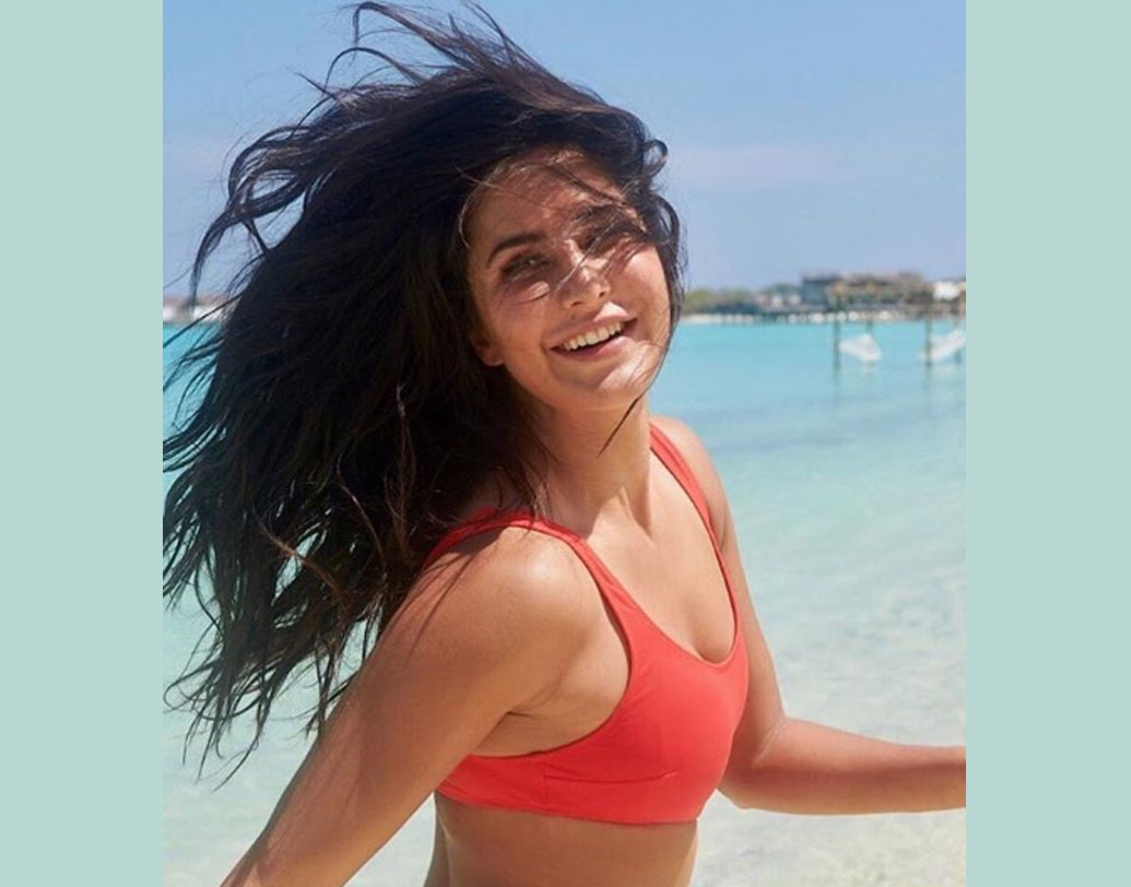 ‘ঠগস অব হিন্দোস্থান’ এবং ‘জিরো’, গত বছর মাত্র দু’টি ফিল্মে দেখা গিয়েছে ক্যাটরিনা কাইফকে। তবে ঠান্ডা পানীয়, গয়না, চশমার ফ্রেম থেকে মেকআপ, একের পর এক বিজ্ঞাপনে দেখা গিয়েছে তাঁকে। আর সেই সব ব্র্যান্ড এনডোর্স করার জন্য পারিশ্রমিক নিয়েছেন আনুমানিক ৩০ কোটি টাকা করে।