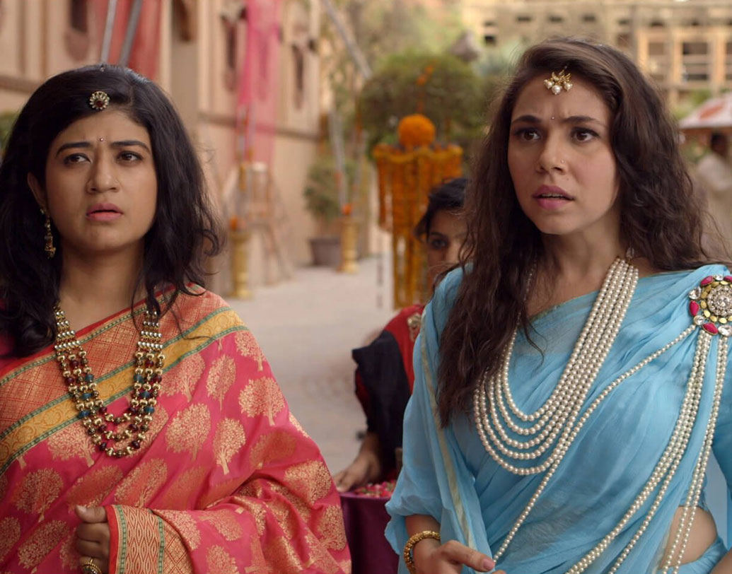 ২০০৮-এ কলেজে পড়তে পড়তেই তাঁর কাছে বলিউডের অফার আসে। ‘দ্য চিতা গার্লস: ওয়ান ওয়ার্ল্ড’ নামের ছবিতে অভিনয় করেই প্রথম নজরে আসেন মানভি। তবে এর পর পড়াশোনার জন্যই অভিনয় জীবনে ছেদ পড়ে মানভির। আবার ২০১০-এ নাটকের মাধ্যমে ফেরেন অভিনয়ে।