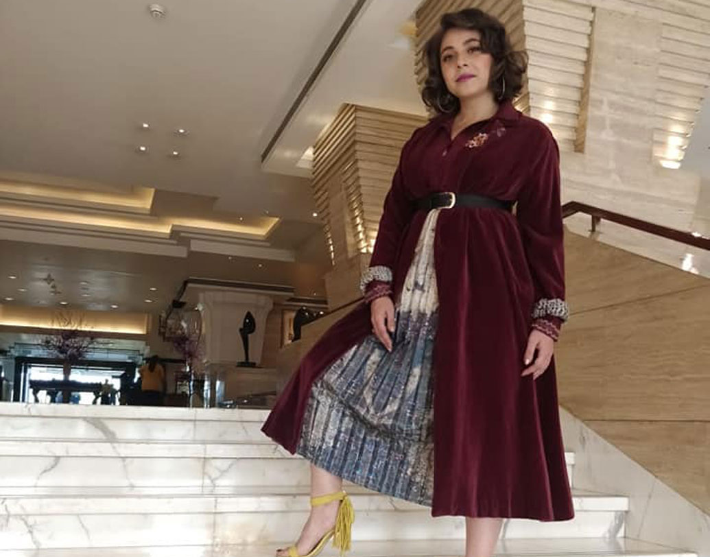 শুধু তা-ই নয়, ২০০৫-এ টিভিএফ-এর কর্ণধার অরুণাভ কুমার যৌন হেনস্তায় অভিযুক্ত হলে মানভি তাঁর পাশে দাঁড়ান। নিজের ‘পেশাগত বড় ভাই’ হিসাবে অরুণাভকে দাবি করে তিনি জানান, যে কোনও পরিস্থিতিতেই তিনি তাঁর ‘নির্দোষ’ দাদার পাশে আছেন। এ নিয়ে বিতর্কেও জড়িয়ে পড়েন তিনি।