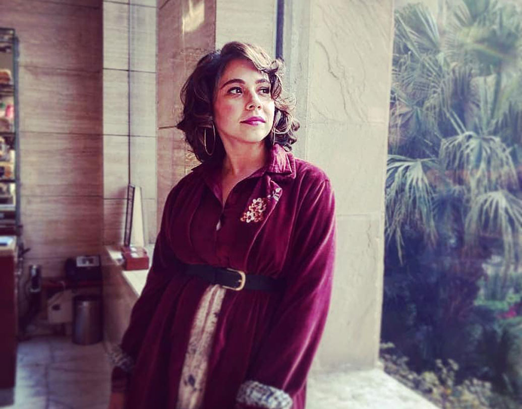 অভিনয়ের কারণেই নানা ভাষা শেখার প্রতি তাঁর আগ্রহ আছে। হিন্দি ছাড়াও জানেন ইংরেজি, কাশ্মীরী। সম্প্রতি বাংলাও শিখছেন।