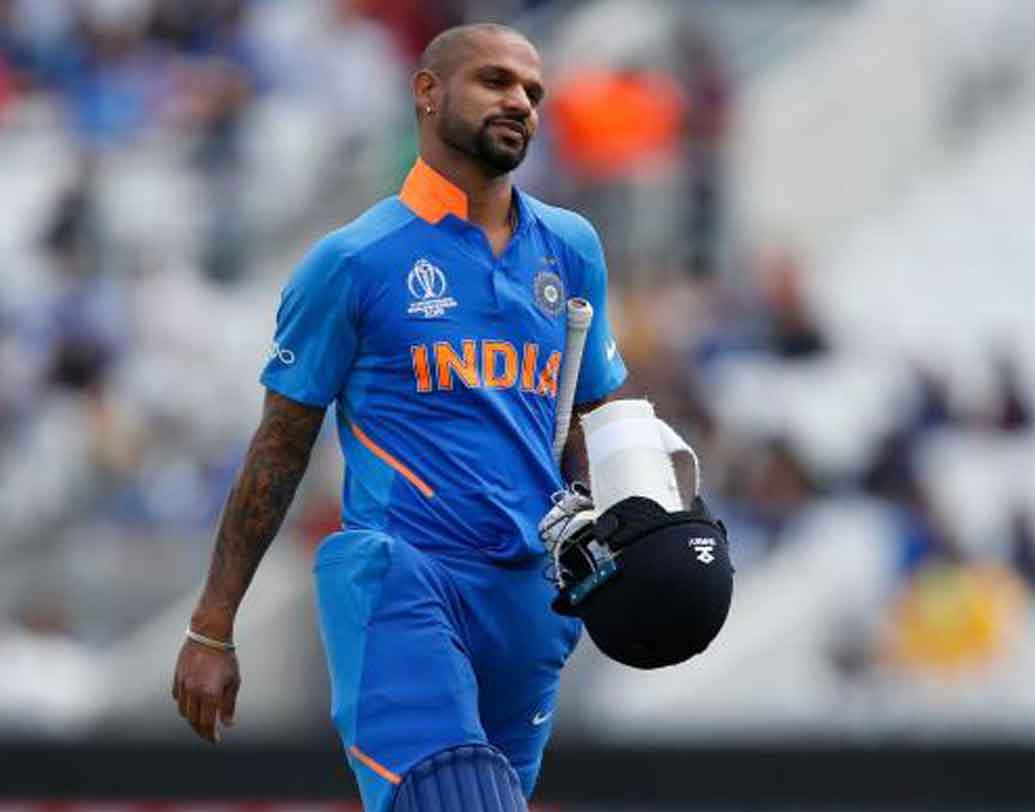 ওপেনার শিখর ধওয়নের অফ ফর্ম। বিশ্বকাপের প্রথম দু’টি প্র্যাকটিস ম্যাচের মতোই এই ম্যাচেও তিনি সস্তায় ফিরে যান ডাগআউটে। এ দিন ১২ বল খেলে মাত্র ৮ রান করেই উইকেট রক্ষক ডি ককের তালুবন্দি হন তিনি। তাই ৯ তারিখ অস্ট্রেলিয়ার বিরুদ্ধে নামার সময় ওপেনার শিখর চিন্তায় রাখবেন দলকে। ছবি: এএফপি।