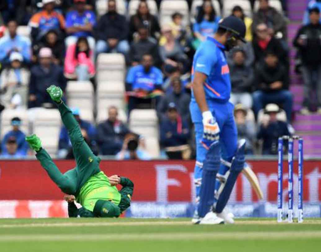 রোহিত শর্মার দুরন্ত শতরানের উপর ভর করে ভারত ম্যাচ জিতলেও সারা ম্যাচে তাঁর তিনটি নিশ্চিত ক্যাচ মিস করে প্রোটিয়ারা। রোহিত যখন মাত্র ১ রানে ব্যাটিং করছিলেন, তখন কাগিসো রাবাডার দুর্দান্ত একটি বাউন্সারে তাঁর গ্লাভসে বল লাগে, কিন্তু স্লিপ ফিল্ডার সেই ক্যাচ মিস করেন। ছবি: এএফপি।