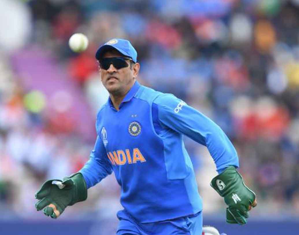 মহেন্দ্র সিংহ ধোনির খারাপ উইকেট কিপিং। ভারতের হয়ে প্রায় এক দশক ধরে উইকেটের পেছনে দাঁড়িয়ে দলের হয়ে একের পর এক দুর্দান্ত পারফরম্যান্স দিতে দেখা গেলেও দক্ষিণ আফ্রিকার বিরুদ্ধে ম্যাচে সেই রকম উচ্চ মানের পারফরম্যান্স দেখা যায়নি তাঁর কাছ থেকে। বার বার তাঁর হাত ফসকে বল বেরিয়ে যেতে দেখা যায়। ছবি: এএফপি।