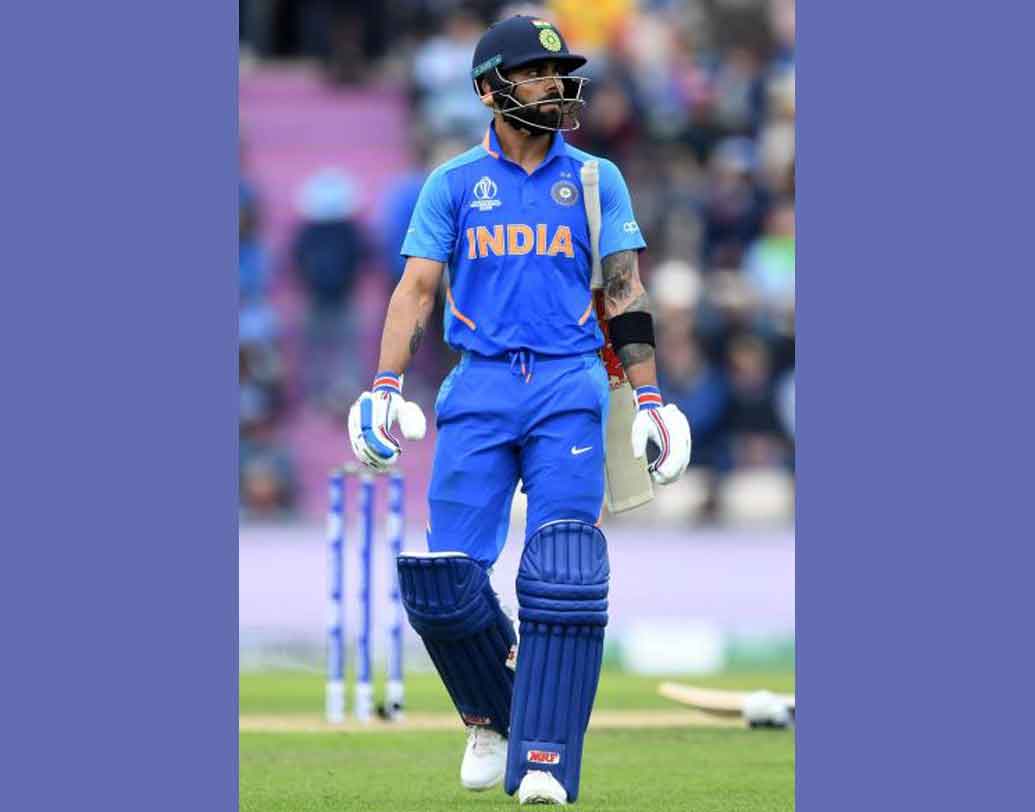 অধিনায়ক বিরাটের বড় রান করতে না পারা। আগের দু’টি প্র্যাকটিস ম্যাচের মতোই কালকের ম্যাচেও সেট হওয়ার পর আউট হয়ে গেছেন এই মুহূর্তে বিশ্বের সেরা চেজমাস্টার বিরাট। ছবি: এএফপি।