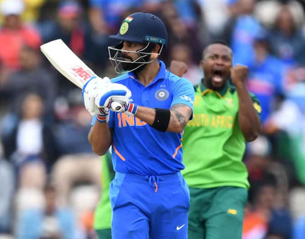 অধিনায়ক বিরাটের স্ট্রাইক রেট। এই ম্যাচে বিরাট মাত্র ১৮ রান করেন ৩৪ বল খেলে। স্ট্রাইক রেট মাত্র ৫২.৯৪। বিরাট যে মাপের ব্যাটসম্যান তাতে এই ব্যাটিং তাঁকে শোভা পায় না বলে মনে করছেন অনেক বিশেষজ্ঞই। ছবি: এএফপি।