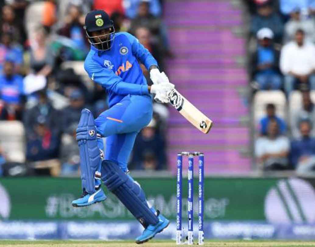 চার নম্বরে কে এল রাহুলের ব্যাটিং। বাংলাদেশের বিরুদ্ধে প্র্যাক্টিস ম্যাচে শতরান করলেও কালকের ম্যাচে ততটাও ছন্দে দেখা যায়নি তাঁকে। মাত্র ২৬ রান করেই রাবাডার শিকার হন তিনি। এ দিন তাঁর স্ট্রাইক রেটও ছিল অনেক কম। মাত্র ৬১.৯০। ছবি: এএফপি।