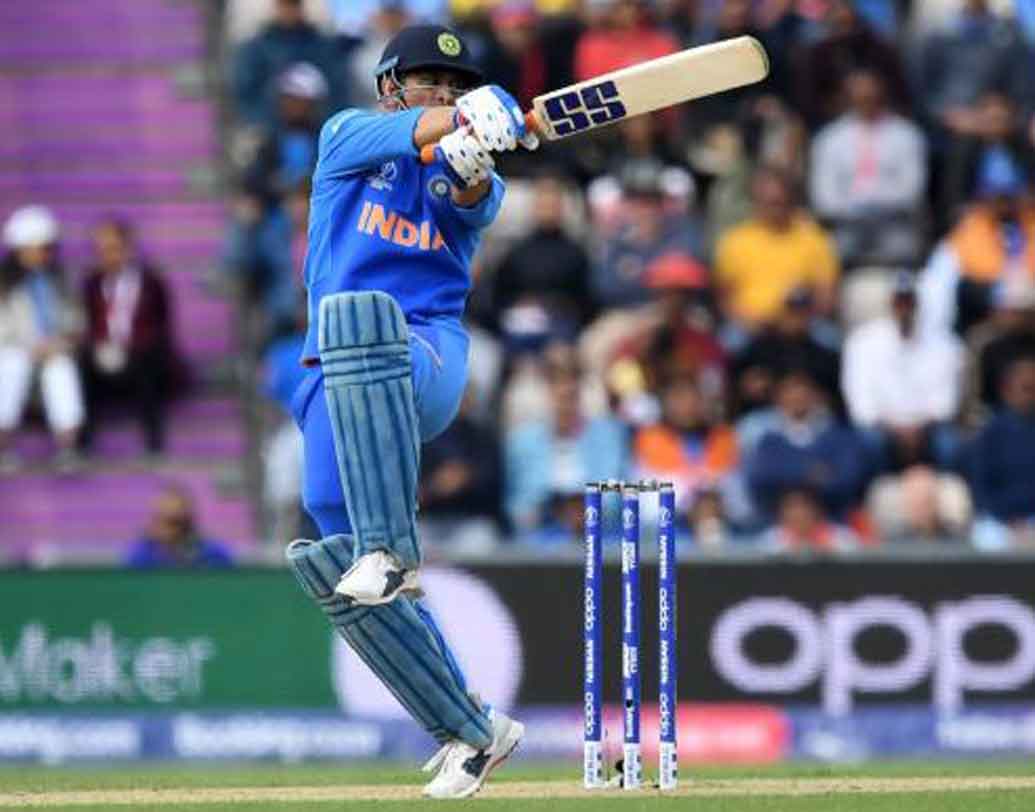 ধোনির ম্যাচ ফিনিস না করতে পারা। বিশ্বের অন্যতম শ্রেষ্ঠ ফিনিশার মহেন্দ্র সিংহ ধোনি এ দিন রোহিত শর্মার সঙ্গে ভাল পার্টনারশিপ করে ভারতকে জয়ের রাস্তায় নিয়ে গেলেও, মাঝ পথেই ক্রিস মরিসের শিকার হন তিনি। লক্ষ্যমাত্রা কম থাকায় অবশ্য সমস্যা হয়নি। কিন্তু লক্ষ্যমাত্রা বেশি হলে মাঝ পথে ধোনির আউট ভোগাতো দলকে। ছবি: এএফপি।