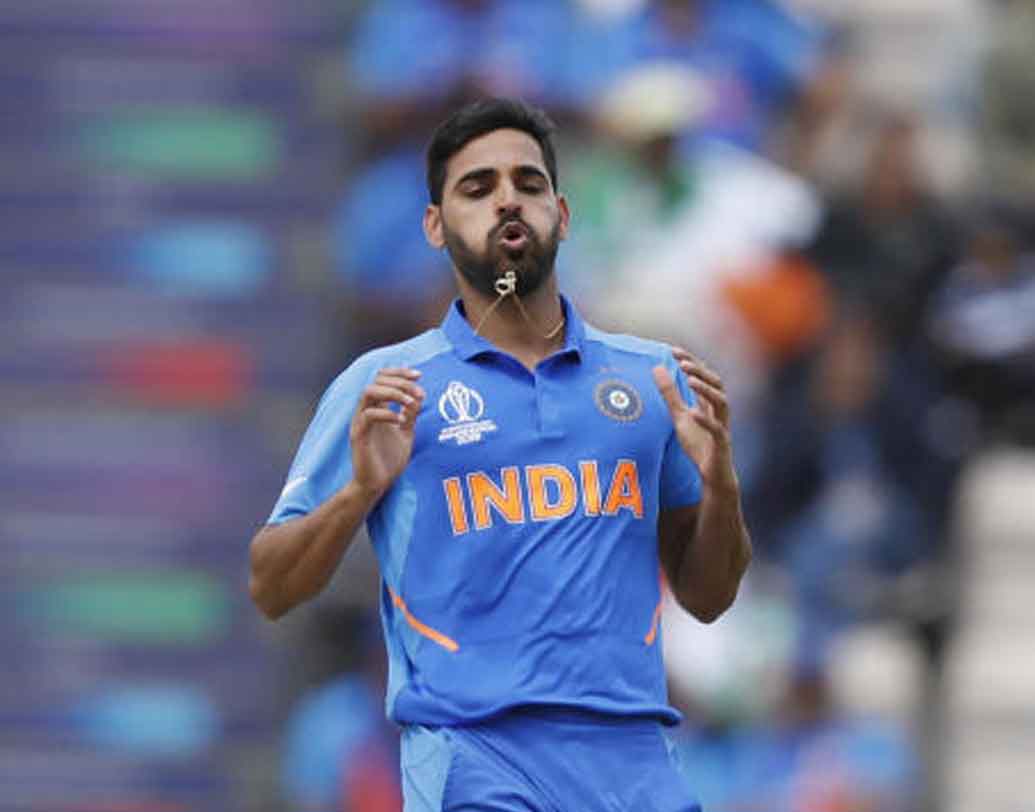 ভুবনেশ্বর কুমারের বোলিং। প্রথম পাওয়ার প্লেতে বুমরা দুর্দান্ত বোলিং করলেও সেই তুলনায় ভুবনেশ্বর কুমারের বোলিংয়ে ঝাঁঝ ছিল অনেকটাই ফিকে। শেষে ক্রিস মরিস ও ইমরান তাহিরের উইকেট পেলেও প্রথম স্পেলে সে ভাবে দাগ কাটতে ব্যর্থ হন তিনি। ছবি: এপি।