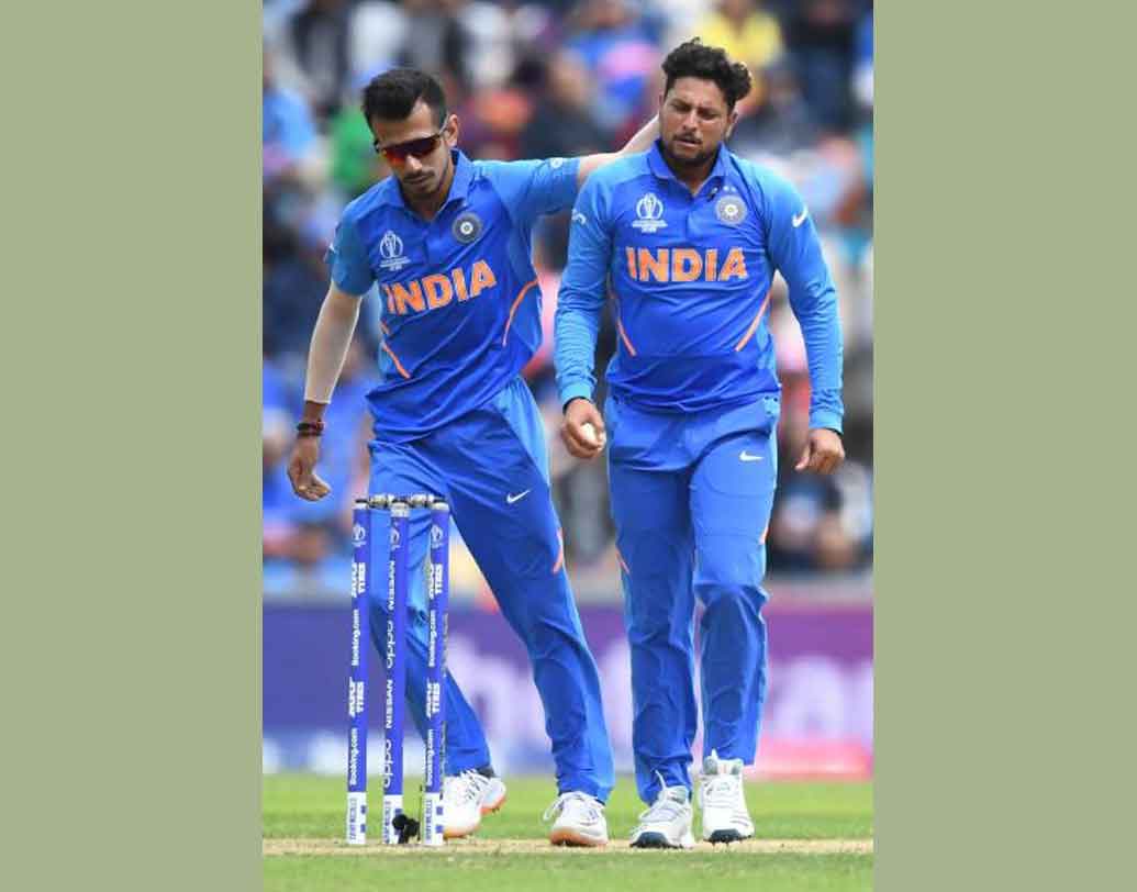 কুলদীপ যাদবের অফ ফর্ম। সতীর্থ চহাল এ দিন ৪টি উইকেট নিয়ে প্রোটিয়াদের কোমর ভাঙলেও কুলদীপের খাতায় মাত্র একটি উইকেট। আইপিএলের অফ ফর্ম কাটিয়ে এসে বাংলাদেশের বিরুদ্ধে ৩টি উইকেট নিলেও এ দিন সেই মেজাজে পাওয়া যায়নি কুলদীপকে। অনেকের মতে, কুলদীপ নিজের ফর্মে থাকলে অনেক আগেই প্রোটিয়ারা অলআউট হয়ে যেত।  ছবি: এএফপি।