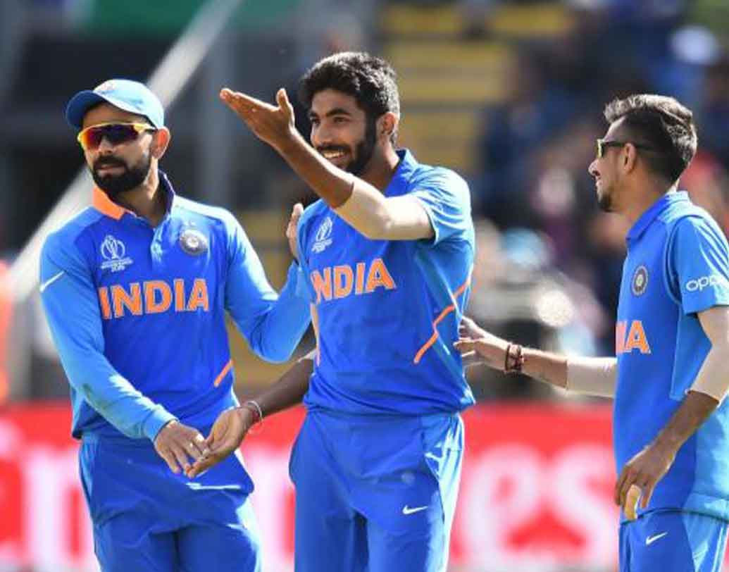 এ ছাড়াও ডেথ ওভারে বুমরার উইকেট না পাওয়া অন্যতম চিন্তার কারণ হয়ে দাঁড়াতে পারে। এই মুহূর্তে বিশ্বের অন্যতম সেরা ডেথ বোলার প্রথম স্পেলে উইকেট পেলেও ডেথ ওভারে উইকেট পাননি। ছবি: এএফপি।