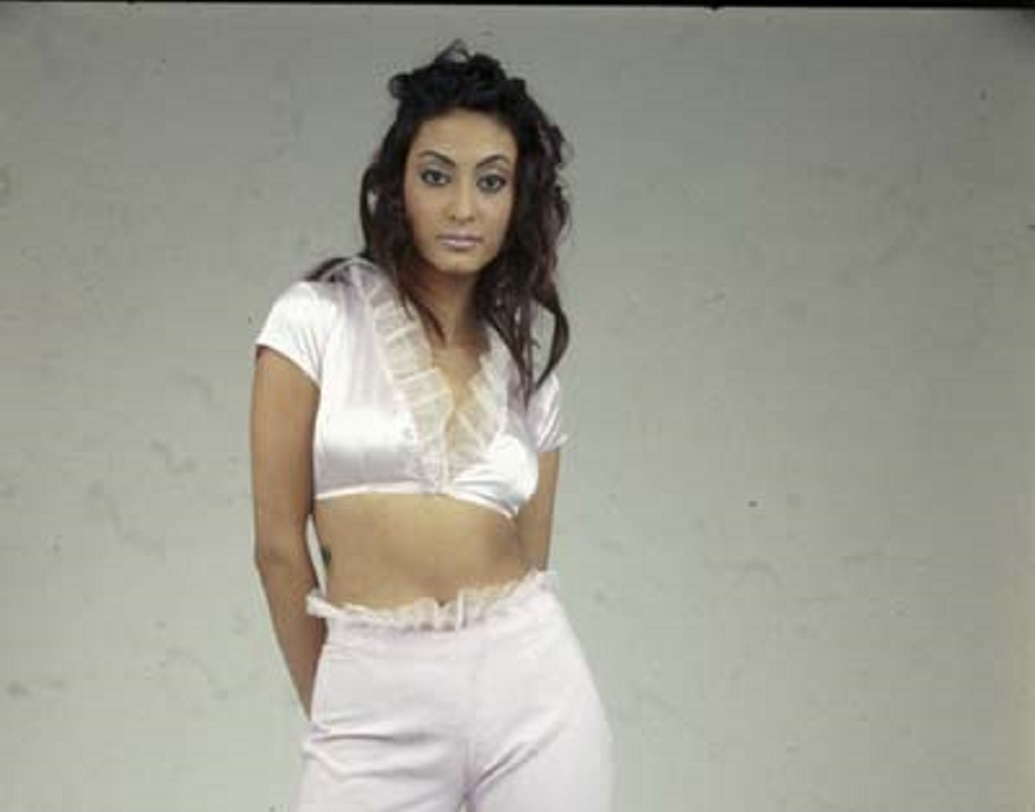 গ্ল্যামার জগতের চাকচিক্যে চোখ ধাঁধিয়ে গেলেও তার ভিতরের অন্ধকার চোখে পড়ে না সহজে। সেই অন্ধকারেই হারিয়ে যাওয়া এক জীবনের উদাহরণ গীতাঞ্জলি।