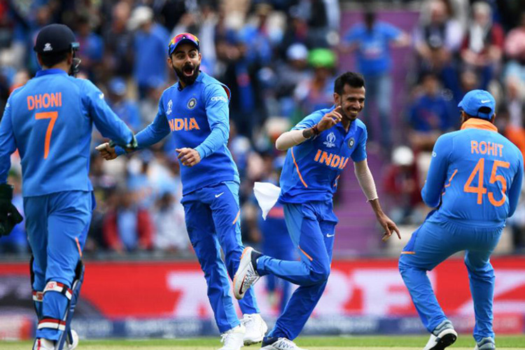 ভারতকে প্রথমেই কিছুটা এগিয়ে দিয়েছিল ডেইল স্টেইন এবং লুঙ্গি এনগিডির চোট। যে পরিবেশে যে কোনও পেসার বল করতে চাইবেন, সেখানে বোলিং আক্রমণের ত্রিশূলের জোড়া ফলা হারিয়ে শুরুতেই ব্যাকফুটে চলে যায় দক্ষিণ আফ্রিকা।