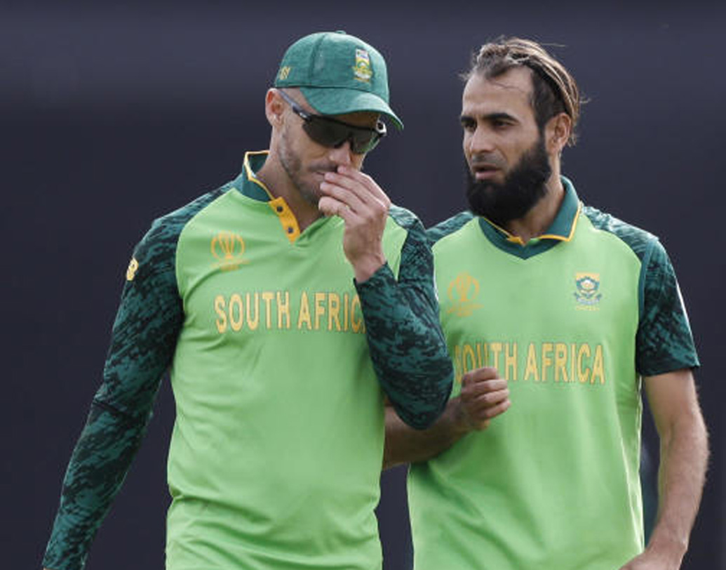 টস জিতে মেঘলা আকাশ আর বাউন্সি পিচ বুঝেও ডু প্লেসির ব্যাটিং-এর সিদ্ধান্ত প্রবল সমালোচিত হয়েছে। এ ক্ষেত্রেও স্টেইন-এনগিডির না থাকাকেই দায়ী করেছেন প্রোটিয়া অধিনায়ক। তবুও রাবাডা-মরিসদের উপর ভরসা রাখলে ম্যাচের ফল অন্যরকম হতেও পারত।