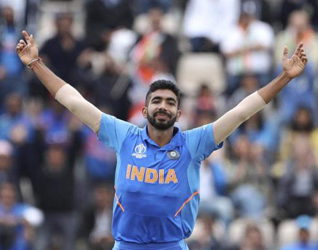 পরিবেশের পুরো সুবিধা নিয়ে ফাফদের আরও পিছনে ঠেলে দেন যশপ্রীত বুমরা। কক-আমলাদের নড়তেই দেননি ডানহাতি এই পেসার। তাঁর বলের দিশা না পেয়ে আউট হন দুই ওপেনারই। ভারতের জয়ের অন্যতম কারণ বিধ্বংসী বুমরার শুরুর এই স্পেল।