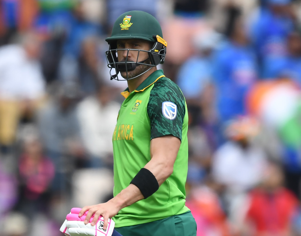 প্রাথমিক ধাক্কা কাটানোর চেষ্টা করে ইনিংস এগিয়ে নিয়ে যাচ্ছিলেন ডুসান-ডুপ্লেসি। যদিও ভারতীয় স্পিনাররা তাঁদের তেমন সুযোগ দেননি। ২০তম ওভারে দু’জনকেই ফিরিয়ে প্রোটিয়াদের বড় রান করার সম্ভাবনা শেষ করে দেন চহাল।