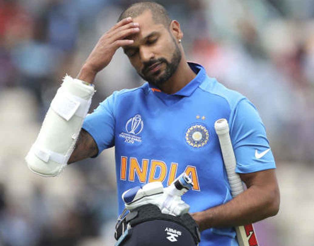 প্রোটিয়া ইনিংস শেষ হতেই সচিন এক প্রশ্নের উত্তরে বলেছিলেন, ‘আমি হলে টেস্ট ম্যাচের মতো ইনিংস শুরু করতাম। কথাটা রোহিত মনে রাখলেও অফ ফর্মের ধওয়ন বোঝেননি। তাই রাবাডার বাইরে বেরনো বলকে খোঁচা দিয়ে আউট হয়ে দলকে কিছুটা বিপদে ফেলেন।