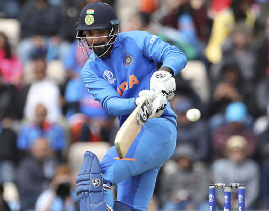 তবে চারে নেমে স্বস্তি দিলেন রাহুল। সেই সময় আর একটা উইকেট অনেক হিসাব বদলে দিতে পারত। কিন্তু রাহুল তা হতে দেননি। রোহিতের সঙ্গে ৮৫ রানের পার্টনারশিপ মাঠের ভাগ্যও গড়ে দেয়।