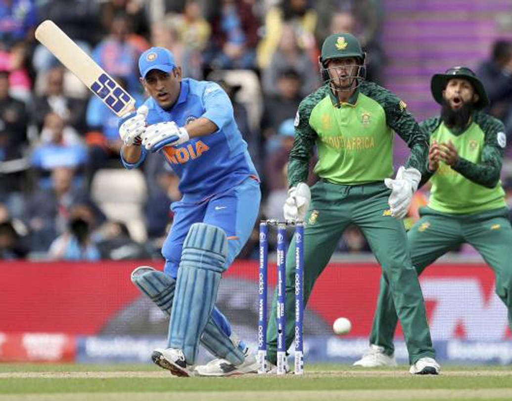 ৩৪ রানের ইনিংসে ভরসা দিলেন ক্যাপ্টেন কুলও। মরিসের যে বলে আউট হলেন, সেটা ছাড়া একবারও সংযম হারাতে দেখা যায়নি ধোনিকে।