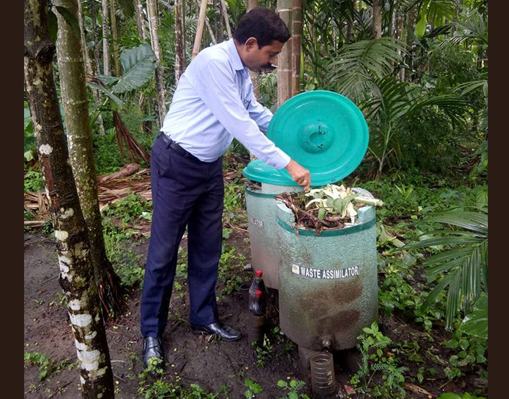 ২০০৫-এ ওয়েস্ট অ্যাসিমিলেটর নামে এক যন্ত্রও তৈরি করেছেন অমরজ্যোতি, যা ঘরের বর্জ্যপদার্থকে এক দিনেই পচিয়ে তা কীটপতঙ্গ নিরোধী পদার্থে পরিণত করে। অমরজ্যোতির দাবি, অন্তত ১২ হাজার লোক তাঁর এই যন্ত্র ব্যবহার করছেন। এতে ঘরে বসেই কঠিন বর্জ্যকে সহজে নিয়ন্ত্রণ করে জৈব সার তৈরি করা যায়। যা কিচেন গার্ডেনের কাজে আসে।