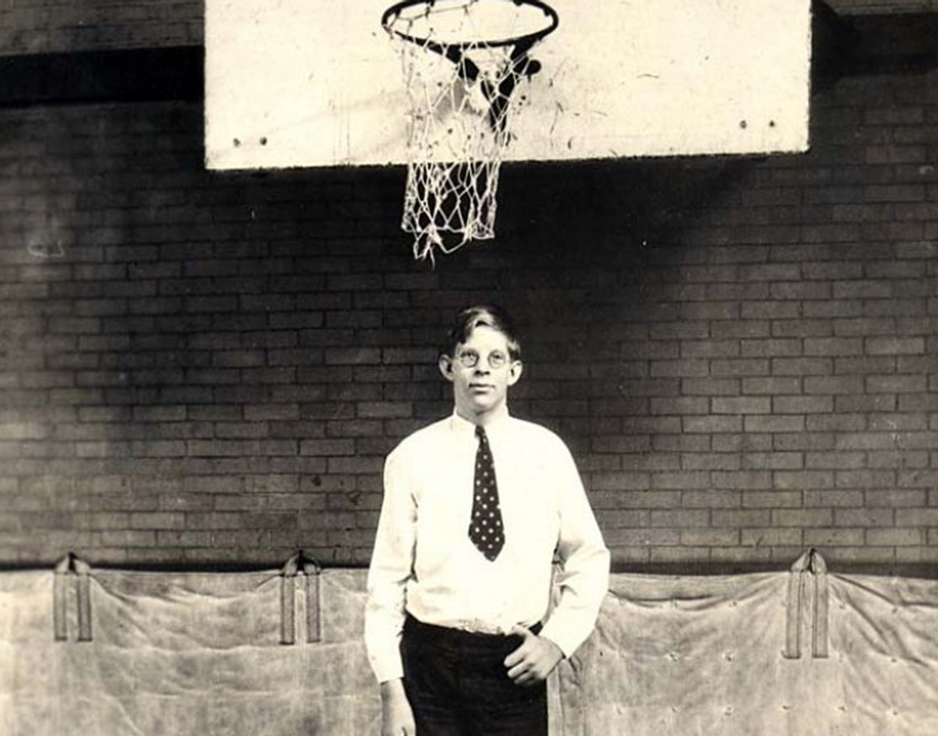 পিটুইটারি গ্রন্থি থেকে গ্রোথ হরমোনের নিঃসরণের হার বৃদ্ধি পেলেই মানবশরীরের অস্বাভাবিক বৃদ্ধি ঘটে। চিকিৎসার ভাষায় এই রোগকে হাইপারপ্লেসিয়া বলা হয়। তার জেরেই ২২ বছর বয়সে রবার্টের উচ্চতা দাঁড়ায় ৮ ফুট ১১ ইঞ্চিতে। ওজন হয় ১৯৯ কেজি।