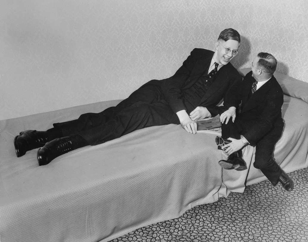 অল্প বয়সী ছেলেমেয়েদের ভবিষ্যতের জন্য তৈরি করতে মার্কিন যুক্তরাষ্ট্রে স্কাউট সংস্থা রয়েছে। ১৩ বছর বয়সে তাতে যোগ দেন রবার্ট। সেই সময় তাঁর উচ্চতা ছিল ৭ ফুট ৪ ইঞ্চি। ১৯৩৬ সালে এলটন হাইস্কুল থেকে পাশ করেন রবার্ট। সেই সময় তাঁর উচ্চতা ছিল ৮ ফুট ৪ ইঞ্চি।