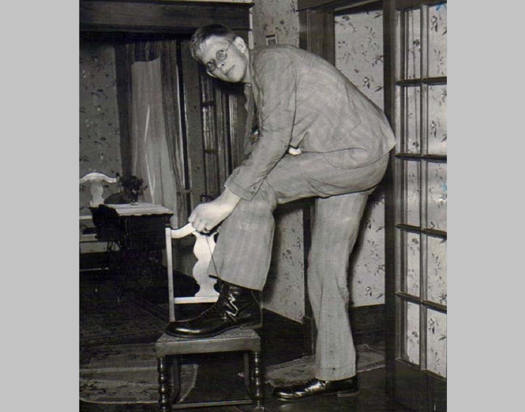 রবার্টের পায়ের পাতা ছিল সাড়ে ১৮ ইঞ্চির। তার জন্য বিশেষ ভাবে জুতো তৈরি করাতে হত তাঁকে। ১৯৩৮ সালে একটি আন্তর্জাতিক জুতো সংস্থার সঙ্গে চুক্তি হয় তাঁর। তাদের কাছ থেকে বিনামূল্যে জুতো পেতে শুরু করেন রবার্ট।