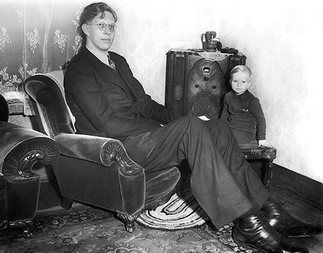 তবে এই উচ্চতার জন্য কম সমস্যায় পড়তে হয়নি রবার্টকে। অতিরিক্ত লম্বা হওয়ার জন্য তাঁর পায়ের জোর কমতে শুরু করে। পায়ের অনুভব ক্ষমতাও হারাতে শুরু করেন তিনি। সোজা হয়ে দাঁড়ানোর জন্য পায়ের সঙ্গে ব্রেস লাগাতে হয় তাঁকে। তবে দুর্বল হয়ে পড়লেও কখনও হুইল চেয়ার ব্যবহারে করেননি রবার্ট।