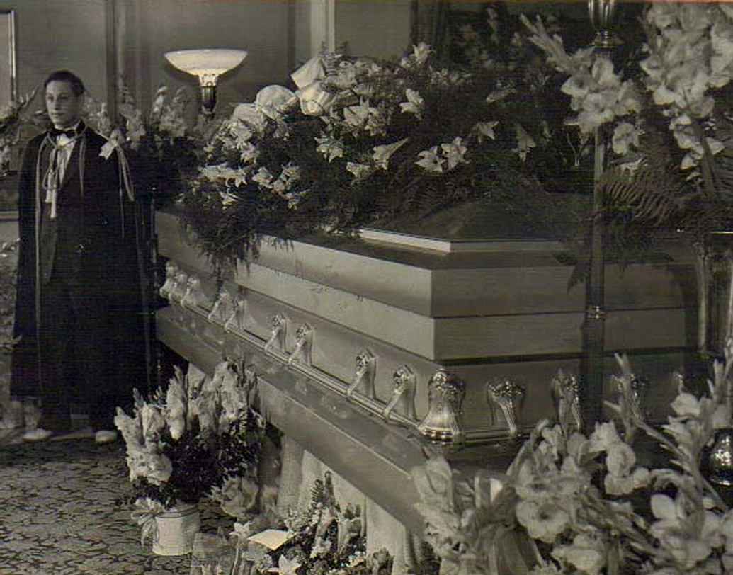 এমন পরিস্থিতিতে চিকিৎসকরা অস্ত্রোপচারের সিদ্ধান্ত নেন। কিন্তু লাভ হয়নি। বরং আরও দুর্বল হয়ে পড়ছিলেন তিনি। চিকিৎসা চলাকালীনই ১৫ জুলাই ঘুমের মধ্যে মৃত্যু হয় রবার্টের। মৃত্যুর আগে পর্যন্ত তাঁর শারীরিক বৃদ্ধি অব্যাহত ছিল। ১০ ফুট ৯ ইঞ্চি দীর্ঘ এবং ২ ফুট ৮ ইঞ্চি চওড়া কফিন তৈরি করে তাঁকে সমাধিস্থ করা হয়।