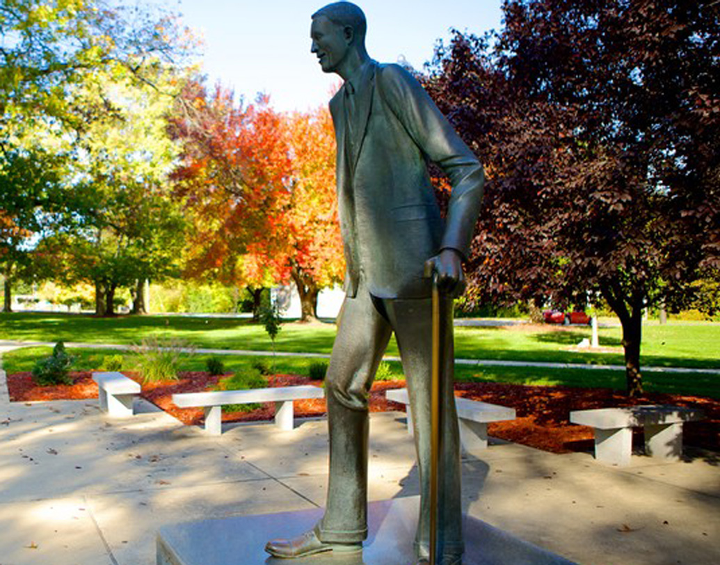 রবার্টের স্মৃতিতে এলটন মিউজিয়াম অব হিস্ট্রি অ্যান্ড আর্টসের সামনে একটি ব্রোঞ্জের মূর্তি রয়েছে।