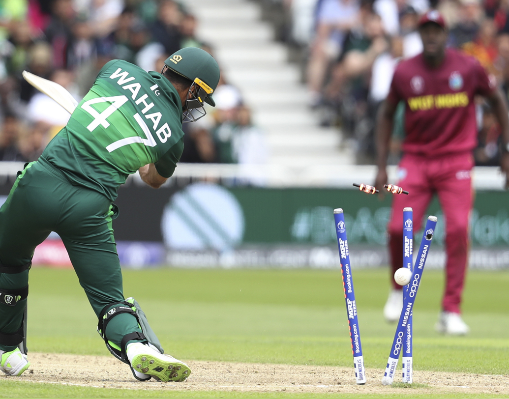 বিশ্বকাপের আগে বাজনা বাজছিল, এ বার নাকি এত হাই স্কোরিং খেলা হবে যে, টার্গেট ৫০০ রানও অতিক্রম করে যেতে পারে। সে সবের তো বালাই নেই, উল্টে দক্ষ স্ট্রোক প্লেয়ারেরা পর্যন্ত ইংল্যান্ডের পিচে দ্রুত রান করতে গিয়ে ঠোক্কর খাচ্ছেন।