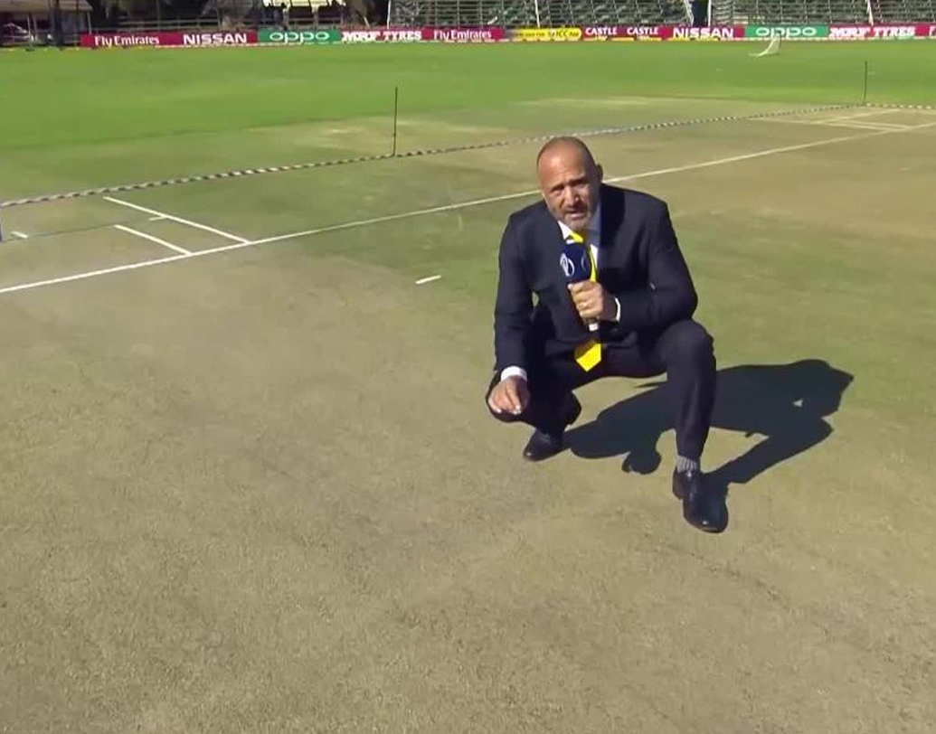 বৃহস্পতিবার পর্যন্ত ১০টি ম্যাচ হয়ে গিয়েছে। তার মধ্যে ৩টে ম্যাচের ৫টা ইনিংসে ৩০০-র বেশি রান উঠেছে। এর মধ্যে আবার ইংল্যান্ডই করেছে দুটো। বাকি তিনটে বাংলাদেশ, দক্ষিণ আফ্রিকা, পাকিস্তান। ভারত-দক্ষিণ আফ্রিকা ম্যাচের পর পিচ নিয়ে প্রশ্ন আরও জোরালো হয়। দল বুঝে পিচ হচ্ছে না তো? উঠেছে প্রশ্ন।