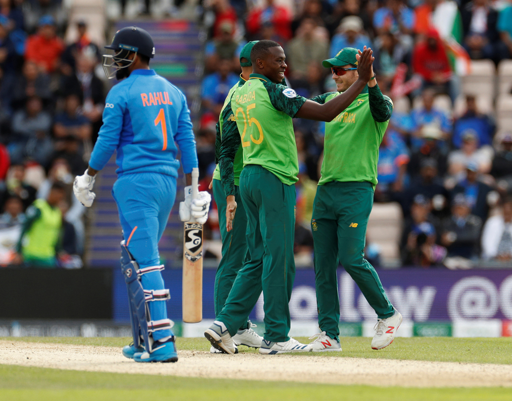 মহেন্দ্র সিংহ ধোনি ও রোহিত শর্মা— দক্ষিণ আফ্রিকা ম্যাচের পরে দু’জনেই সতীর্থদের বলেন, বিশ্বকাপে এমন অদ্ভুত উইকেট হবে তাঁরা দুঃস্বপ্নেও ভাবেননি। এমনকি বিরাটের স্ট্রাইক রেট দেখেও পিচ নিয়ে সন্দেহ প্রকাশ করছেন অনেকেই।