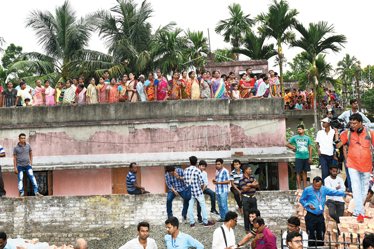 জমায়েত: নিহত তৃণমূল নেতা নির্মল কুণ্ডুর বাড়িতে এসেছেন মমতা বন্দ্যোপাধ্যায়। তাঁকে দেখতে ভিড় জমিয়েছেন স্থানীয় বাসিন্দারা। বৃহস্পতিবার নিমতায়। ছবি: সুমন বল্লভ