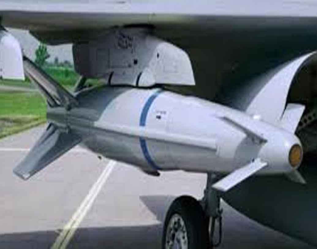 স্পাইস বোমার সবচেয়ে বড় সুবিধা এর আকার। আকারে এই বোমা ছোট কিন্তু ভয়ঙ্কর ধ্বংসাত্মক প্রকৃতির। তুলনায় ছোট হওয়ায় বহন করা সহজসাধ্য। মাটির নীচে বাঙ্কার কিংবা দুর্গের মতো করে তৈরি করা কংক্রিটের নির্মাণ ধ্বংস করতে স্পাইস বোমার বিকল্প নেই।