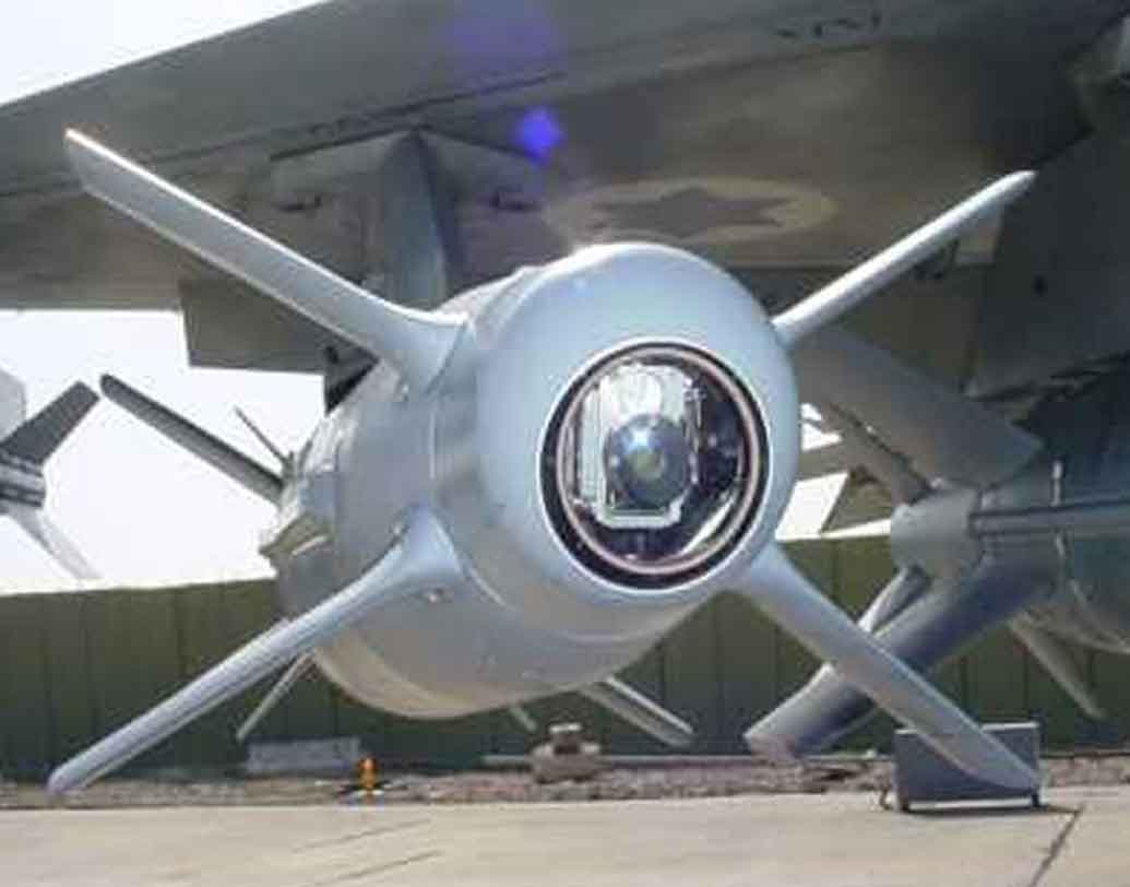 নিরাপদ দূরত্ব থেকে আঘাত করা যায়। ৬০ কিলোমিটার দূরত্বের মধ্যে আকাশ থেকে ভূমিতে নিক্ষেপ করে লক্ষ্যবস্তুকে ধ্বংস করে দেওয়া যায়। আকাশে ঘন মেঘ বা প্রচণ্ড খারাপ আবহাওয়াতেও এর কার্যকারিতা নষ্ট হয় না। ফলে যে কোনও পরিবেশে শত্রুপক্ষের ঘাঁটি ধ্বংস করতে কার্যত অপ্রতিরোধ্য এই বোমাগুলি।