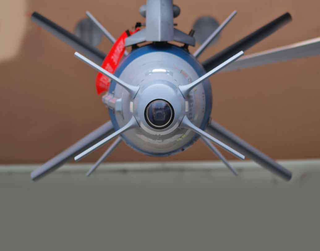 বায়ুসেনার দাবি, ২৬ ফেব্রুয়ারি বালাকোটে বায়ুসেনার ‘মিরাজ ২০০০’ যুদ্ধবিমান বেশ কিছুটা নীচে নামে। তার পর সুযোগ বুঝে পাঁচটি ‘স্পাইস ২০০০’ পেনিট্রেটর গ্লাইড বোমা ফেলে। কিন্তু ‘ক্রিস্টাল মেজ়’-এর মতো লাইভ ভিডিয়ো করার ক্ষমতা নেই ‘স্পাইস ২০০০’-এর। তাই আকাশপথে জঙ্গি ডেরায় হামলা চালানোর ভিডিয়ো নেই বায়ুসেনার কাছে।