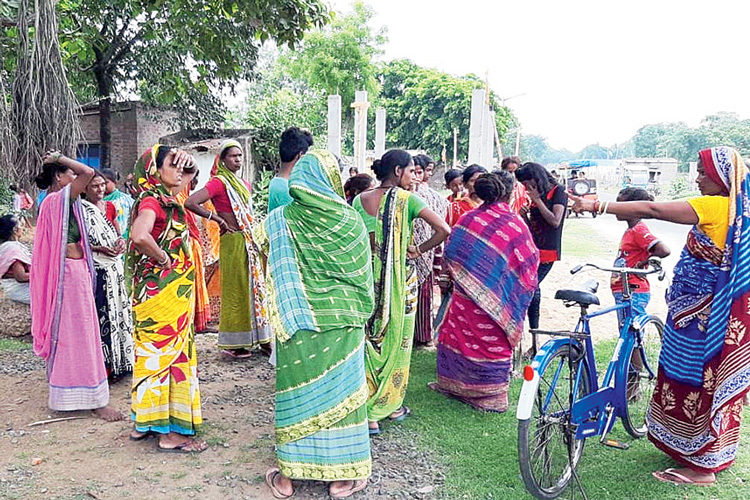 এলাকায় জটলা। বৃহস্পতিবার। নিজস্ব চিত্র