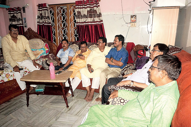 ঘরোয়া: জেলা সভাপতি হওয়ার পর রবীন্দ্রনাথ ঘোষের বাড়িতে বিনয়কৃষ্ণ বর্মণ। সঙ্গে ছিলেন বিধায়ক উদয়ন গুহ, চেয়ারম্যান ভূষণ সিংহ, প্রাক্তন সাংসদ পার্থপ্রতিম রায়, জলিল আহমেদ প্রমুখ। ছবি: হিমাংশুরঞ্জন দেব 