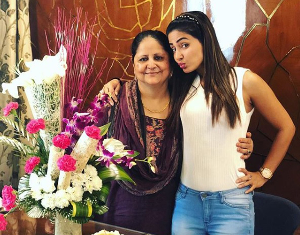 ১৯৮৭ সালে জম্মু-কাশ্মীরের শ্রীনগরে রক্ষণশীল মুসলিম পরিবারে জন্ম হিনার। হিনার ভাই ইমরান একটি ট্রাভেল এজেন্সি চালান। বরাবরই পড়াশোনায় ভাল ছিলেন হিনা। গুরুগ্রামের সিসিএ স্কুল অব ম্যানেজমেন্ট থেকে এমবিএ পাশ করেন তিনি।