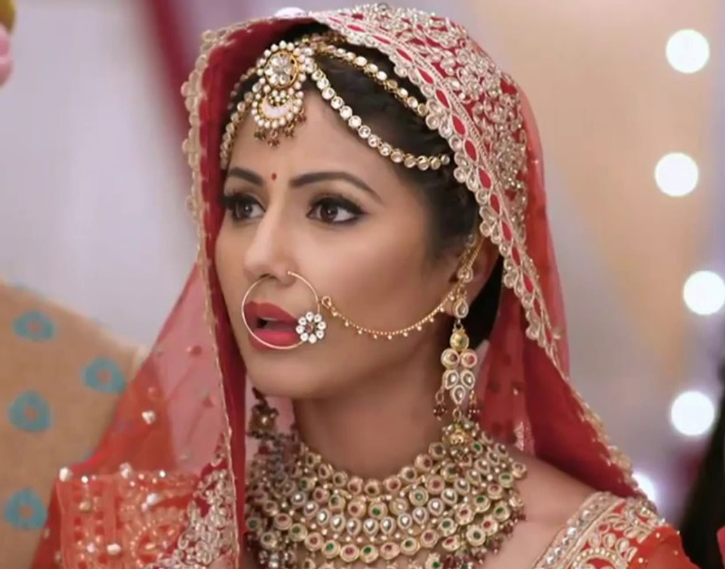 অভিনয়ের প্রশিক্ষণ না থাকলেও, অডিশনে উতরে যান হিনা। মুখ্য ভূমিকায় তাঁকে নিয়ে তৈরি হয় ‘ইয়ে রিস্তা ক্যায়া কহেলাতা হ্যায়।’ বাকিটা ইতিহাস। ওই একটি মাত্র সিরিয়ালের দৌলতে ঘরে ঘরে জনপ্রিয় হয়ে ওঠেন হিনা খান।