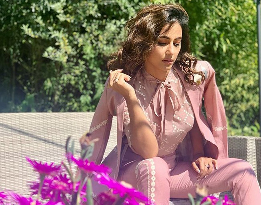 ২০১৬ সালে আচমকাই সিরিয়াল ছেড়ে বেরিয়ে যাওয়ার সিদ্ধান্ত নেন তিনি। প্রযোজকের সঙ্গে ঝামেলার জন্যই তিনি এমন সিদ্ধান্ত নেন বলে শোনা যায়। কিন্তু হিনার দাবি, চরিত্রে নতুন কিছু পাচ্ছিলেন না তিনি। বছরের পর বছর ‘পারফেক্ট বহু’ হতে হতেও একঘেয়ে লাগছিল।