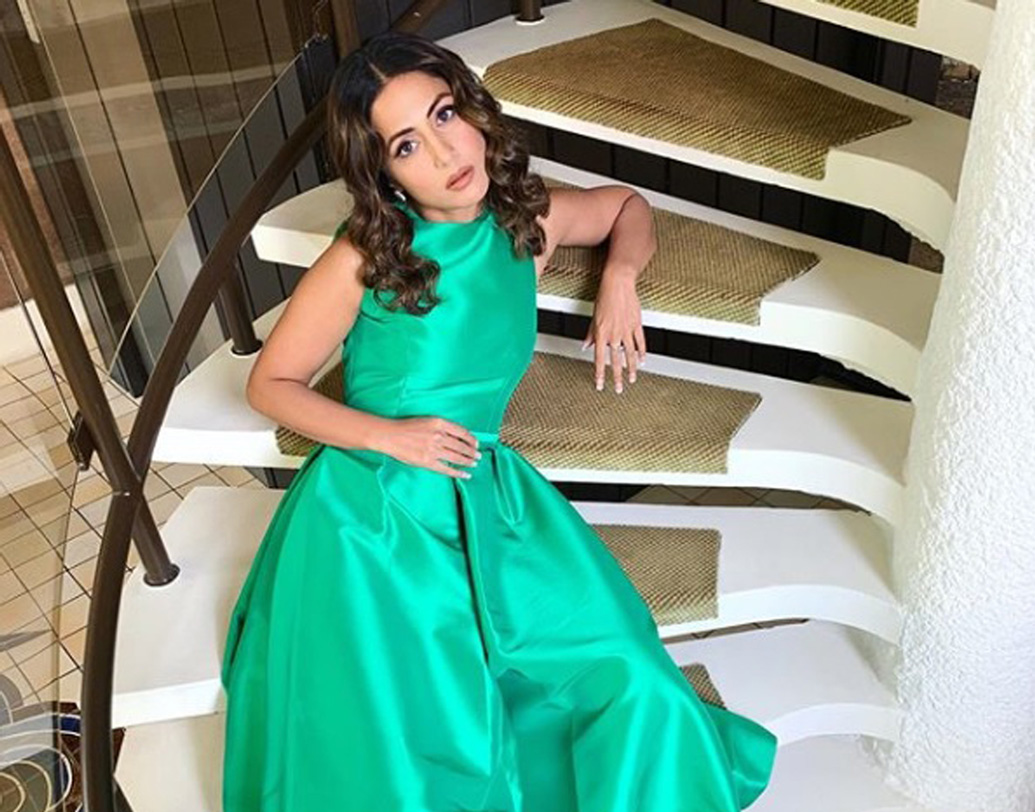 তবে খলনায়িকার চরিত্র হলেও, ‘কসৌটি...’-তে হিনাকে যে ভাবে প্রোমোট করা হয়েছিল, তাতে সিরিয়ালের নায়িকা এরিকা ফার্নান্ডেজকেও ছাপিয়ে গিয়েছিলেন তিনি। হিনার স্টাইল আইকন ভাবমূর্তির কথা মাথায় রেখে তাঁর সাজগোজ এবং পোশাকে বিশেষ নজর দেওয়া হয়েছিল।