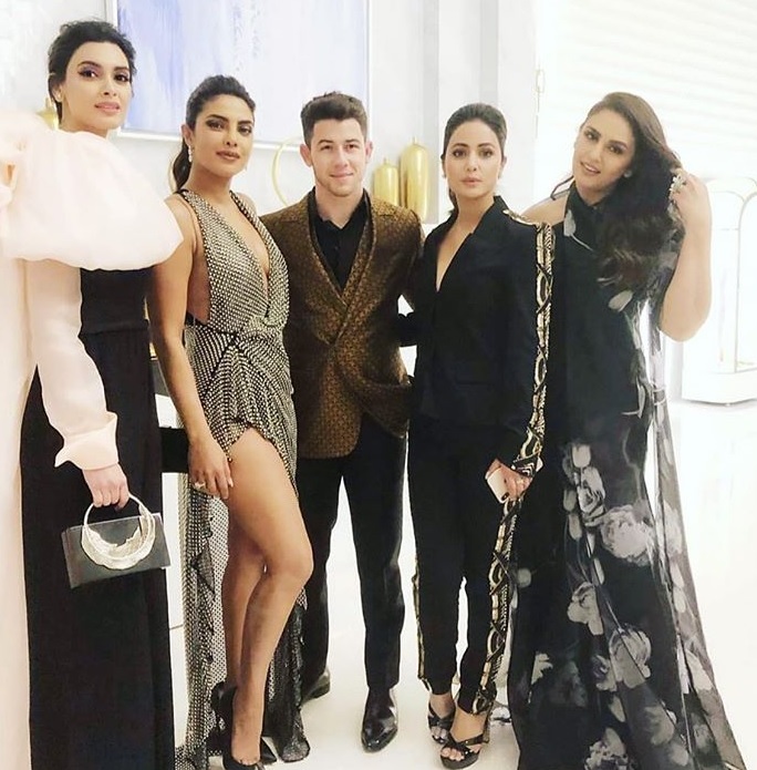 সেখানে কেট ব্ল্যাঞ্চেট, সোফি টার্নারের মতো অভিনেত্রীদের সঙ্গে রেড কার্পেটে হাঁটেন তিনি। নিক জোনাস ও প্রিয়ঙ্কা চোপড়ার সঙ্গেও পার্টি করতে দেখা যায় তাঁকে। হলিউড প্রযোজক ও পরিচালকদের সঙ্গে আলাপ করিয়ে দেওয়ার জন্য সোশ্যাল মিডিয়ায় প্রিয়ঙ্কাকে ধন্যবাদও জানান তিনি।