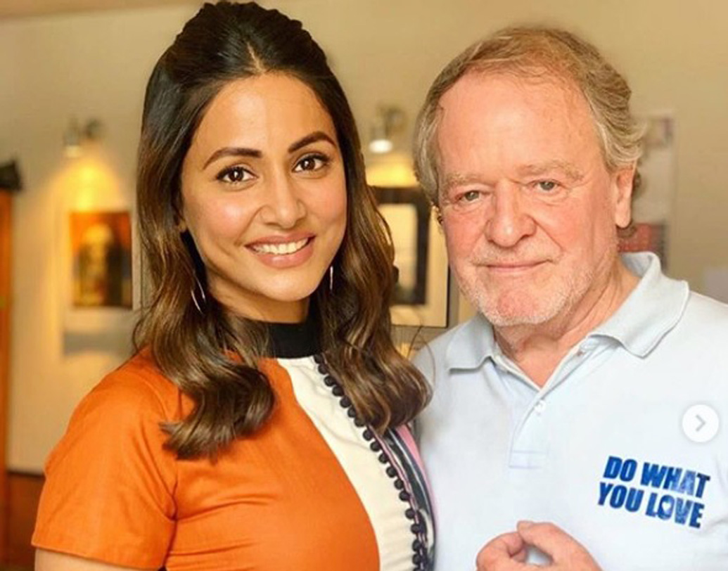 কান চলচ্চিত্র উৎসবে অস্কার জয়ী পরিচালক মার্ক ব্যাসেট-এর সঙ্গেও সাক্ষাৎ হয় হিনার। একদিন তিনিও অস্কার হাতে ছবি পোস্ট করার স্বপ্ন দেখেন বলে জানান হিনা।