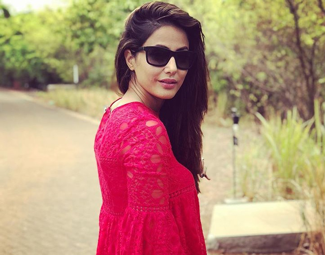 এই মুহূর্তে ‘সোলমেট’ নামের একটি স্বল্প দৈর্ঘ্যের ছবি করেছেন হিনা। এ ছাড়াও বিক্রম ভট্টের সঙ্গে কাজ করতে চলেছেন। রাহত কাজমির পরিচালনায় ‘উইশ লিস্ট’ ছবির শুটিং প্রায় শেষ হওয়ার পথে।