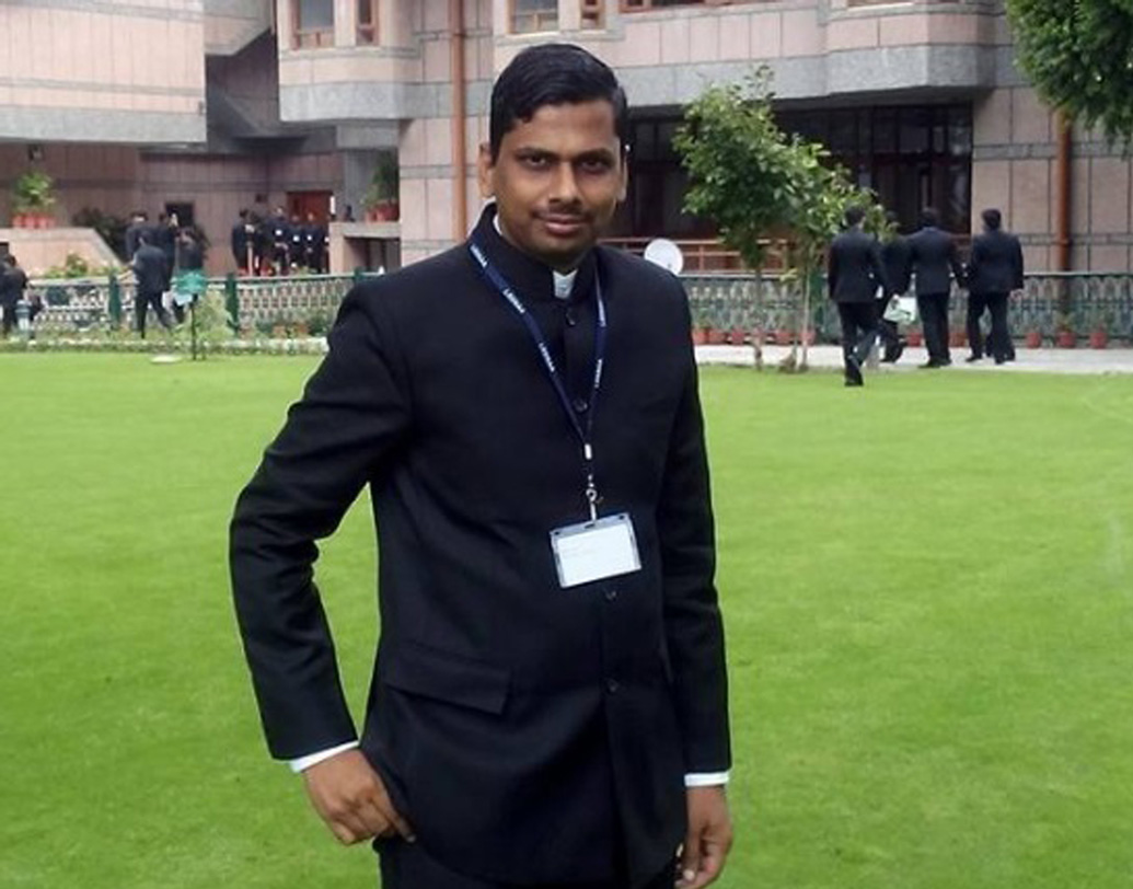 ১৯৮২ সালে তামিলনাড়ুর তাঞ্জাভুর জেলার ছোট্ট একটি গ্রামে জন্মগ্রহণ করেন কে এলামভবত। তাঁর বাবা ছিলেন গ্রামের প্রশাসনিক প্রধান। চাষবাস করতেন মা। সমাজসেবামূলক কাজেও যুক্ত ছিলেন তিনি। আর তাতে খরচ হত দেদার।