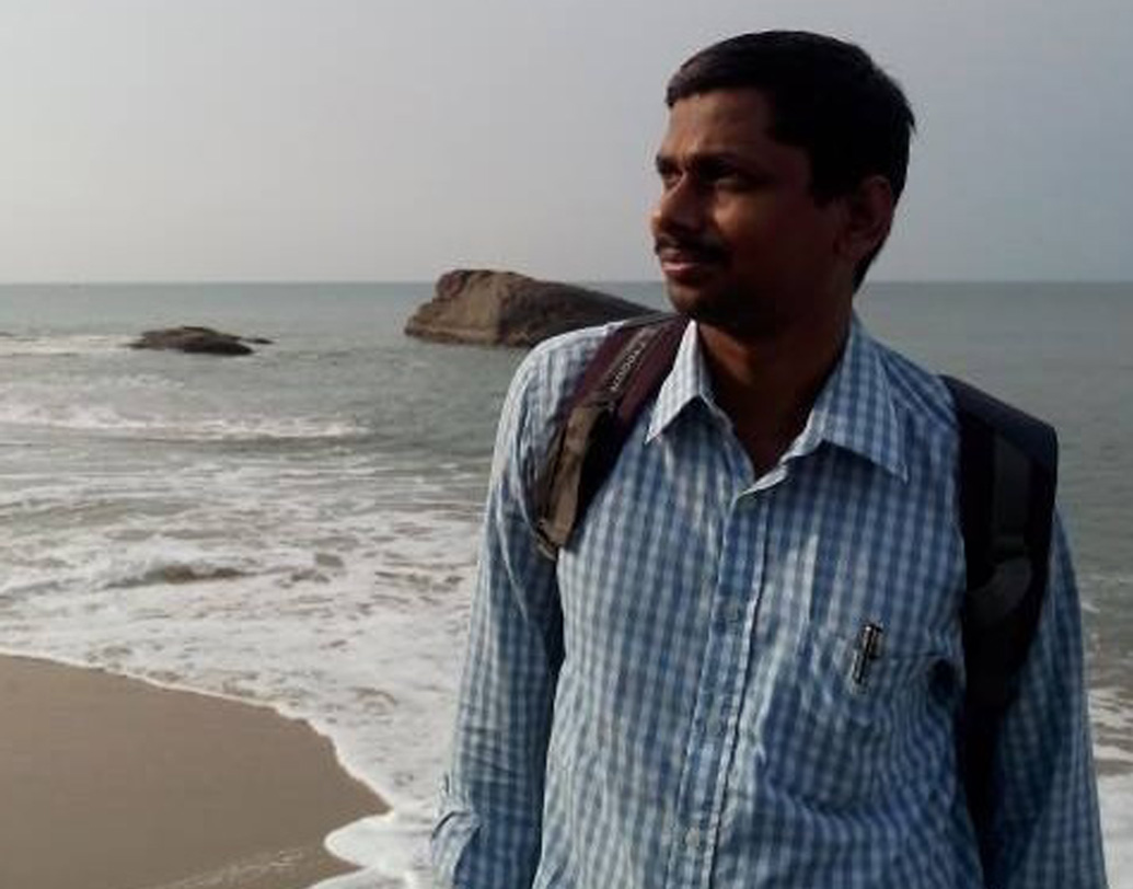 আর পাঁচটা শিশুর মতোই স্বাভাবিক ভাবে বেড়ে উঠছিলেন এলামভবত। তাঁদের গ্রামে তাঁর বাবাই ছিলেন প্রথম স্নাতক। তাই পড়াশোনার পরিবেশ ছিল বাড়িতে। কিন্তু ১৯৯৭ সালে পরিস্থিতি অন্য দিকে মোড় নেয়।