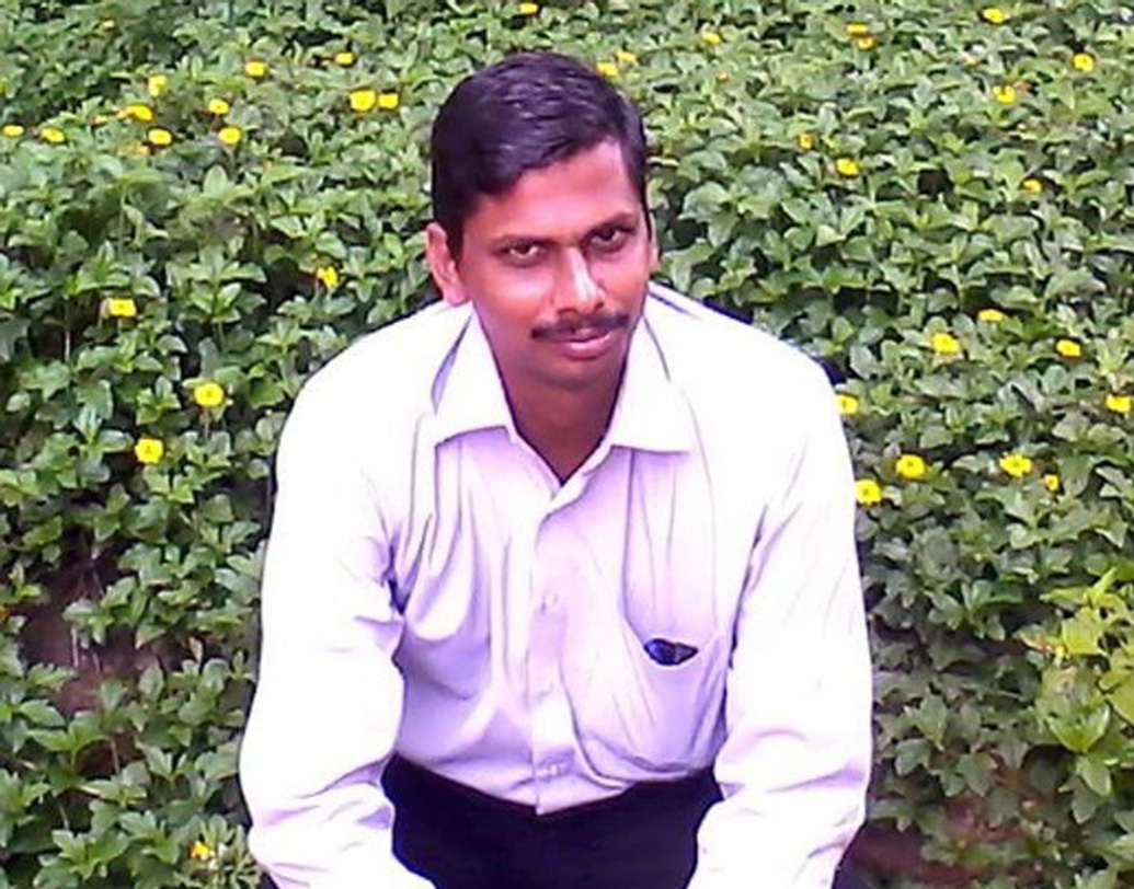 এলাবভবত দ্বাদশ শ্রেণিতে পড়ার সময় আচকাই মারা যান তাঁর বাবা। তাতেই অন্ধকার নেমে আসে গোটা পরিবারে। সমাজসেবায় প্রচুর ব্যয়ের ফলে সঞ্চয় সে ভাবে কোনও দিন হয়নি। ফলে টাকার অভাবে স্কুলের পাঠ চুকিয়ে চাষবাসে মাকে সাহায্য করতে শুরু করেন তিনি।